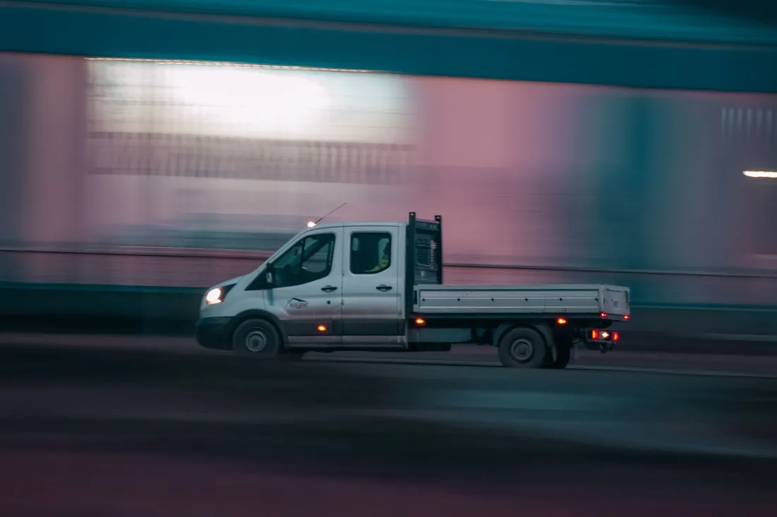 Umzugstransporter fährt in der Abenddämmerung durch die Stadt