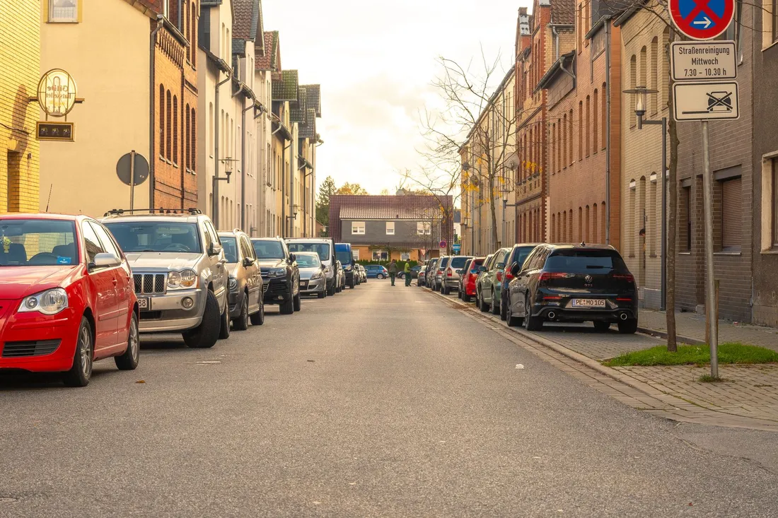 Parkverbotsschild an einer Wohnstraße, in der eine Halteverbotszone eingerichtet wird