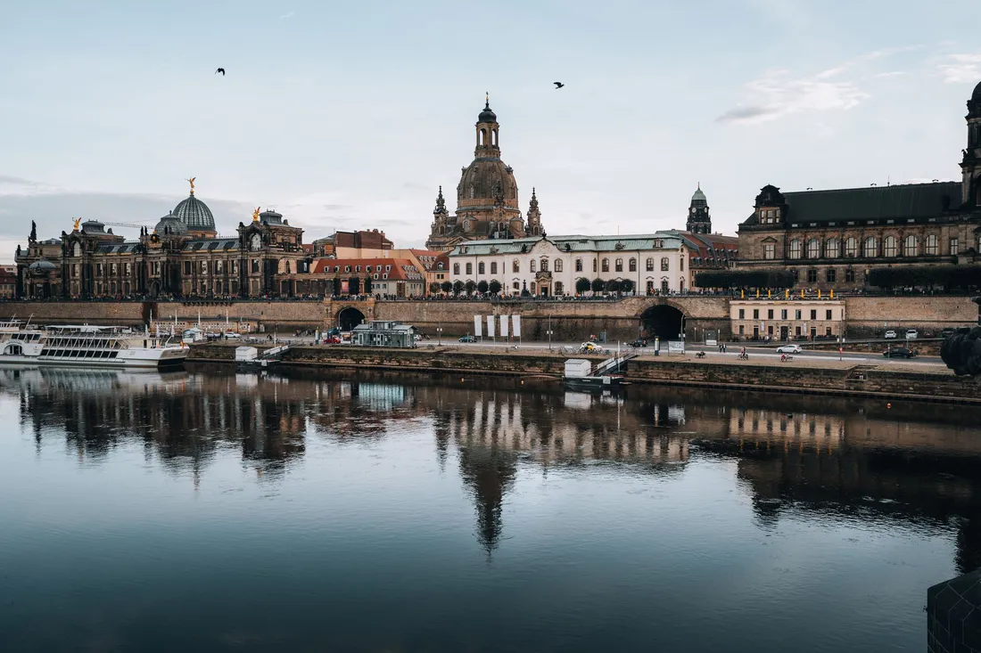 Dresdner Altstadtsilhouette mit Frauenkirche am Elbufer