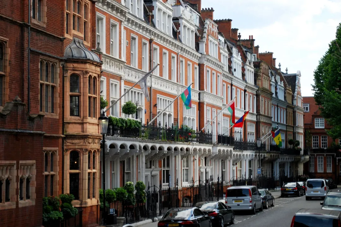 Reihenhäuser aus rotem Backstein an einer Wohnstraße in London