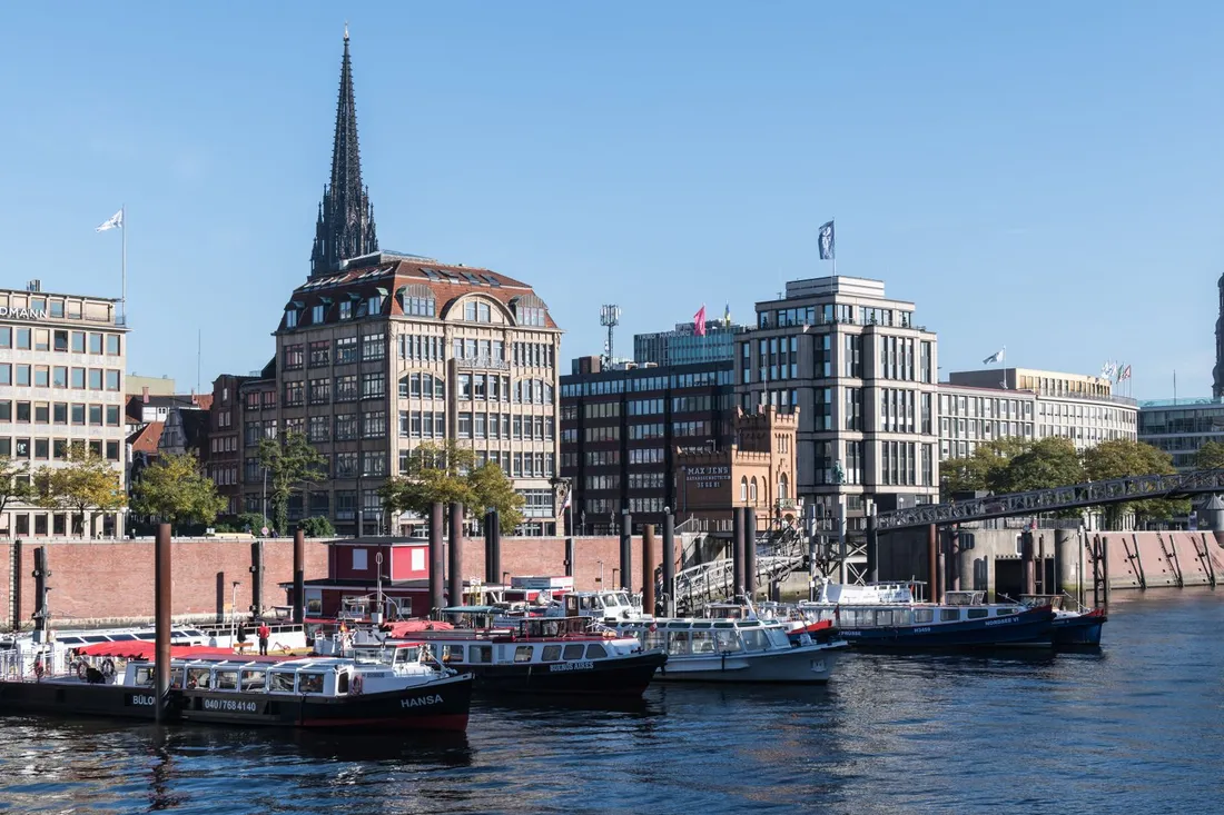 Hafenpanorama einer norddeutschen Großstadt als Ziel eines Fernumzugs