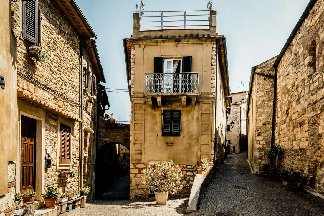 Enge Gasse zwischen alten Steinhäusern in einer italienischen Altstadt