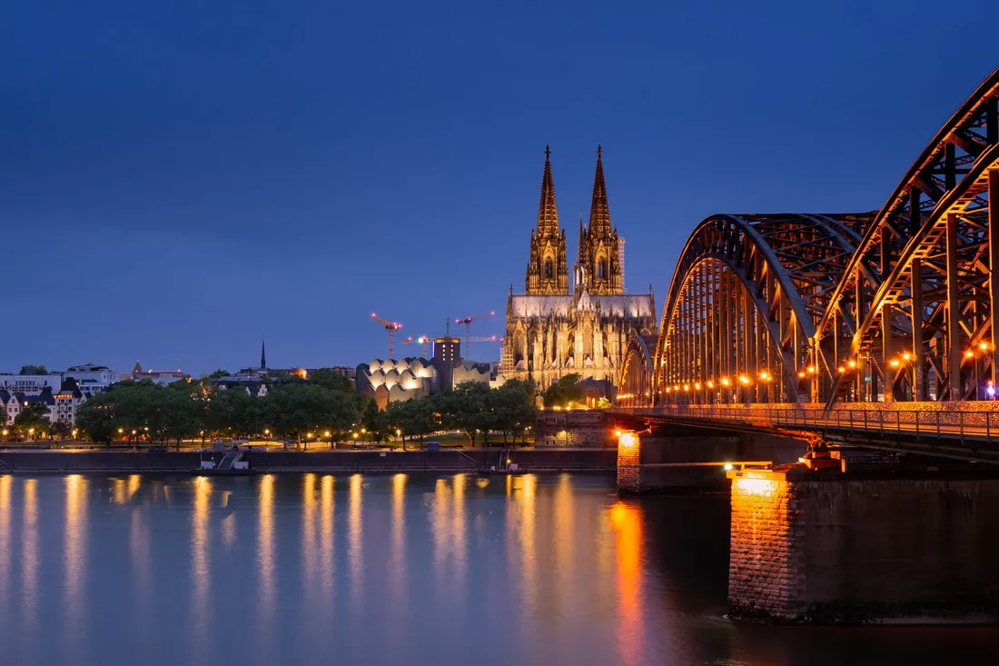 Kölner Dom und Hohenzollernbrücke am Rhein zur blauen Stunde