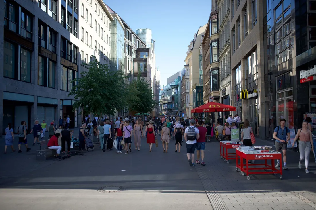 Belebte Fußgängerzone mit Geschäften in der Leipziger Innenstadt