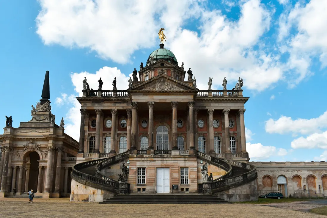 Barockes Schlossgebäude mit Freitreppe und Kuppel in Potsdam
