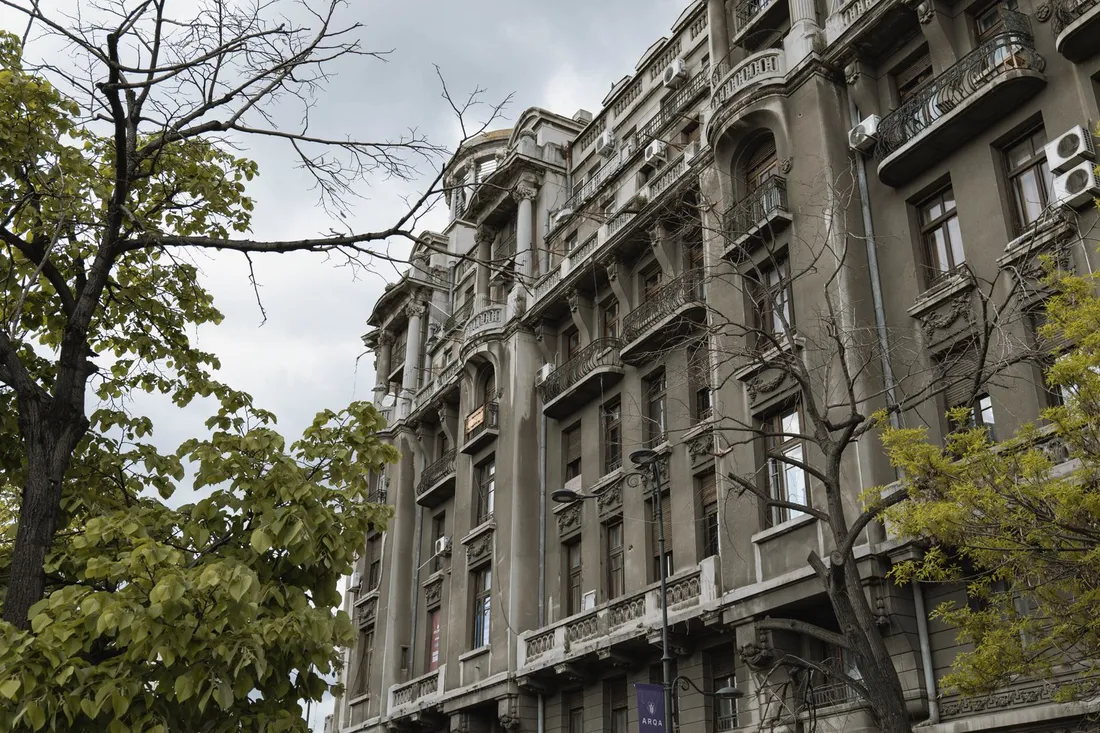 Mehrgeschossige Altbaufassade mit Balkonen an einem Boulevard in Bukarest