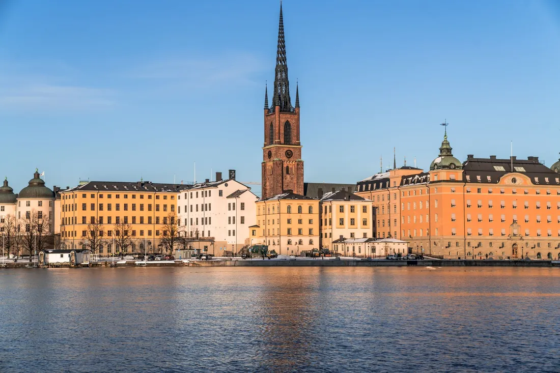 Altstadthäuser am Wasser in Stockholm bei klarem Winterwetter
