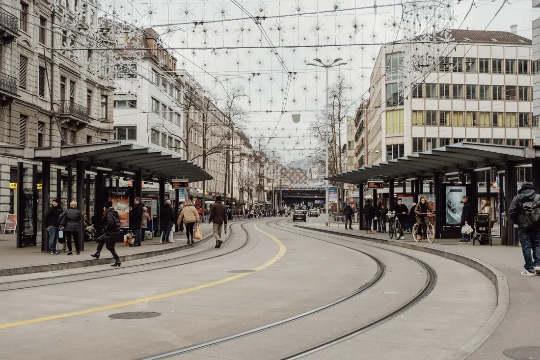 Tramgleise und Haltestellen in der Zürcher Innenstadt mit Lichterschmuck