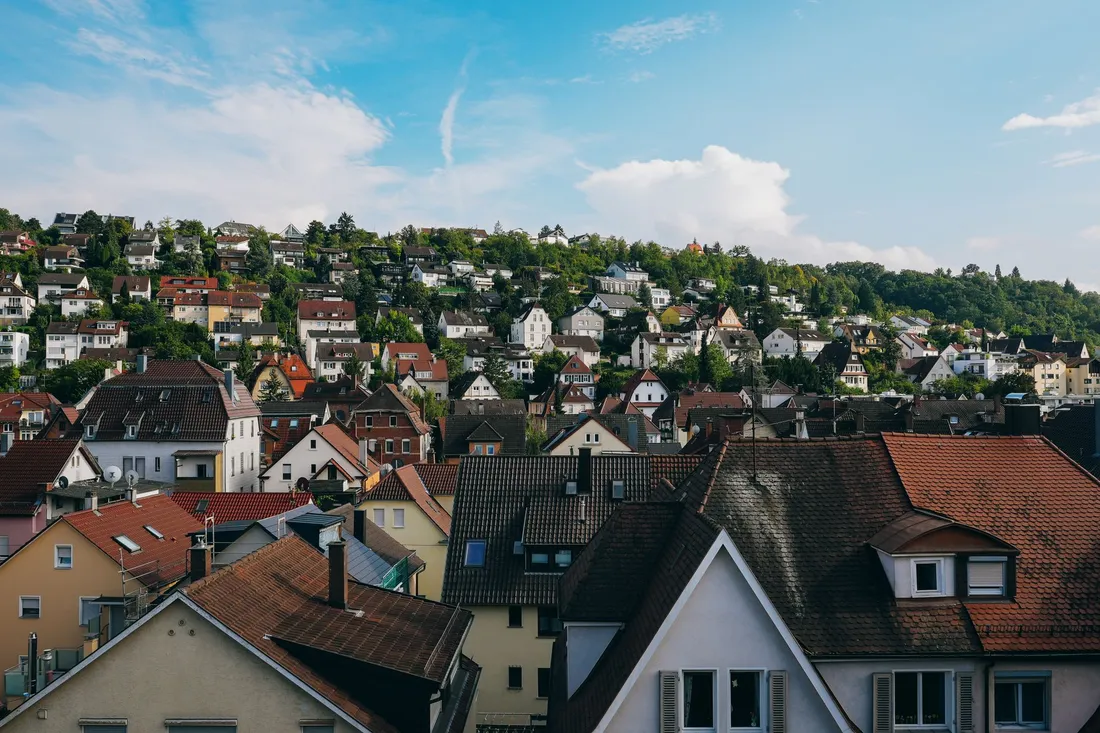 Wohnhäuser in Hanglage über den Dächern von Stuttgart