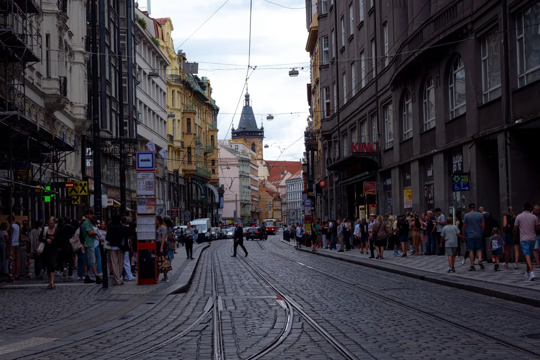 Straßenbahngleise und Altbaufassaden in der Prager Innenstadt