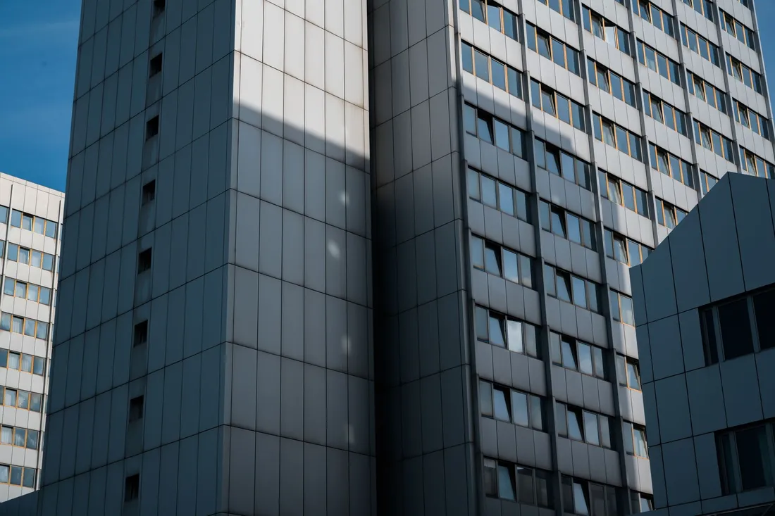 Wohnhochhaus in Berlin, wie es im Brunnenviertel neben Altbauten steht