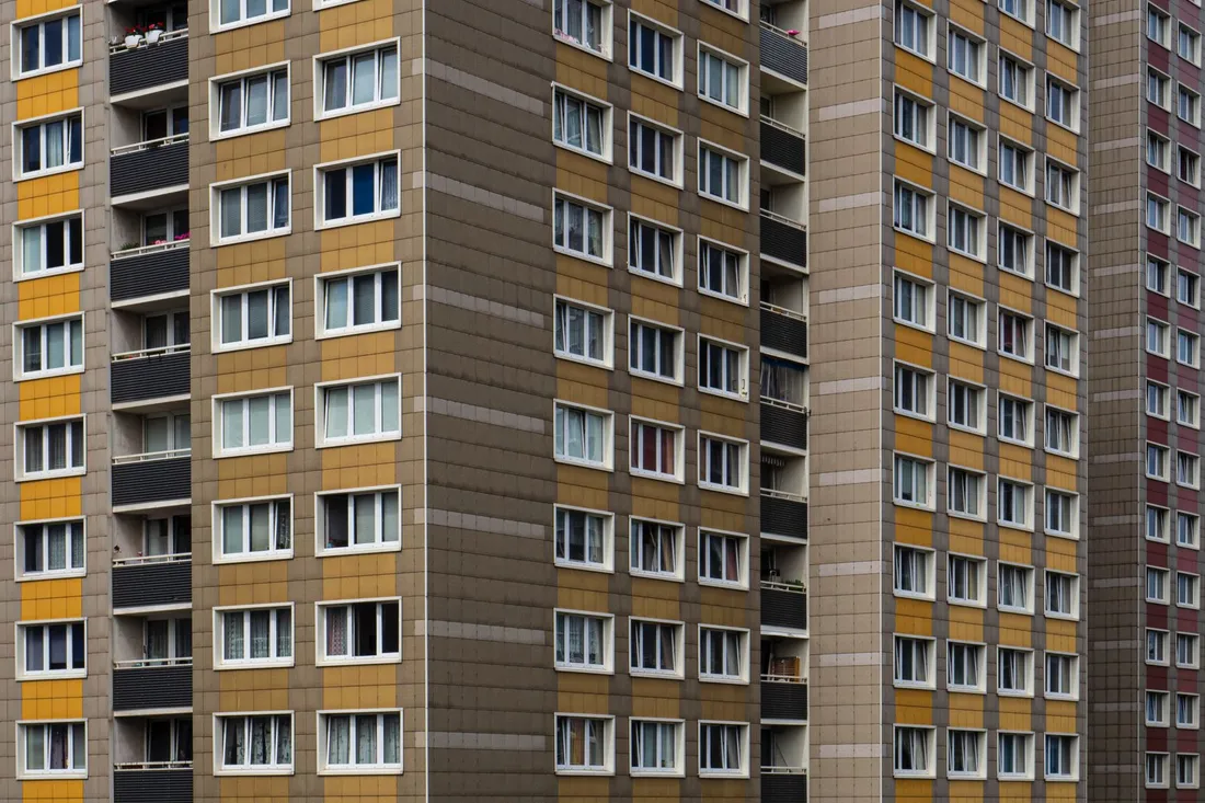 Dicht belegte Wohnhausfassade in Berlin, Bauform wie in Gesundbrunnen