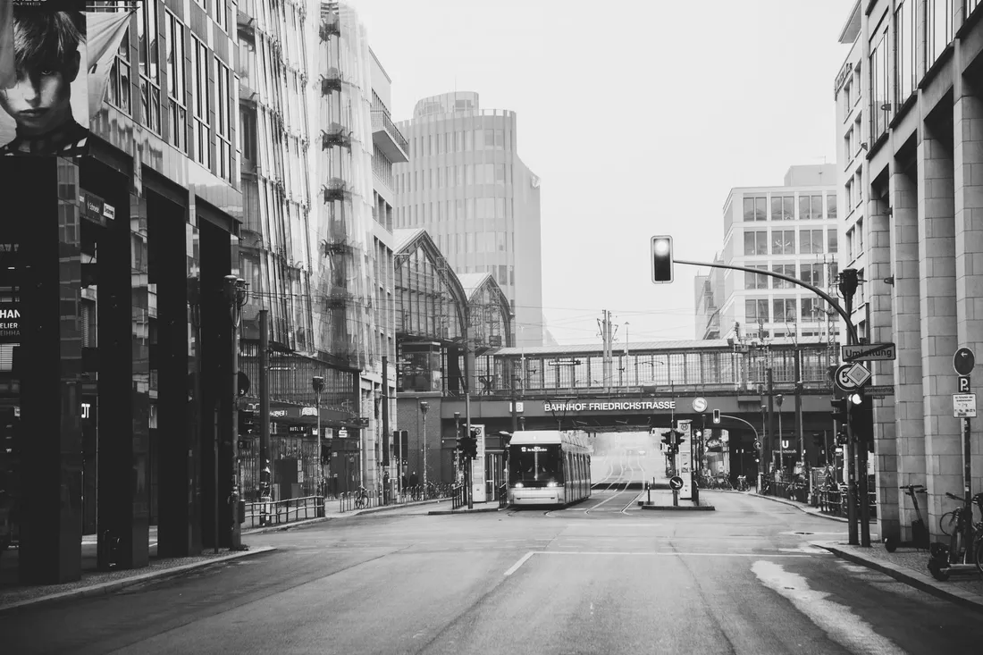Berliner Innenstadtstraße mit Straßenbahn unter einem Bahnhofsviadukt