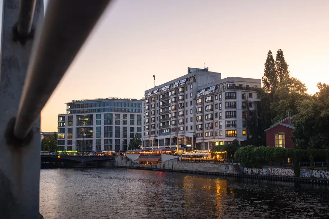 Wohnhäuser an einem Berliner Wasserlauf im Abendlicht