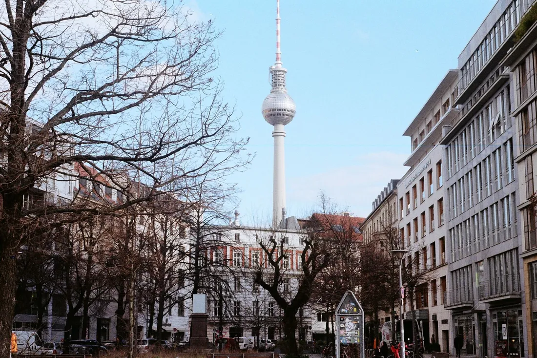 Berliner Innenstadtstraße mit Blick auf den Fernsehturm am Morgen