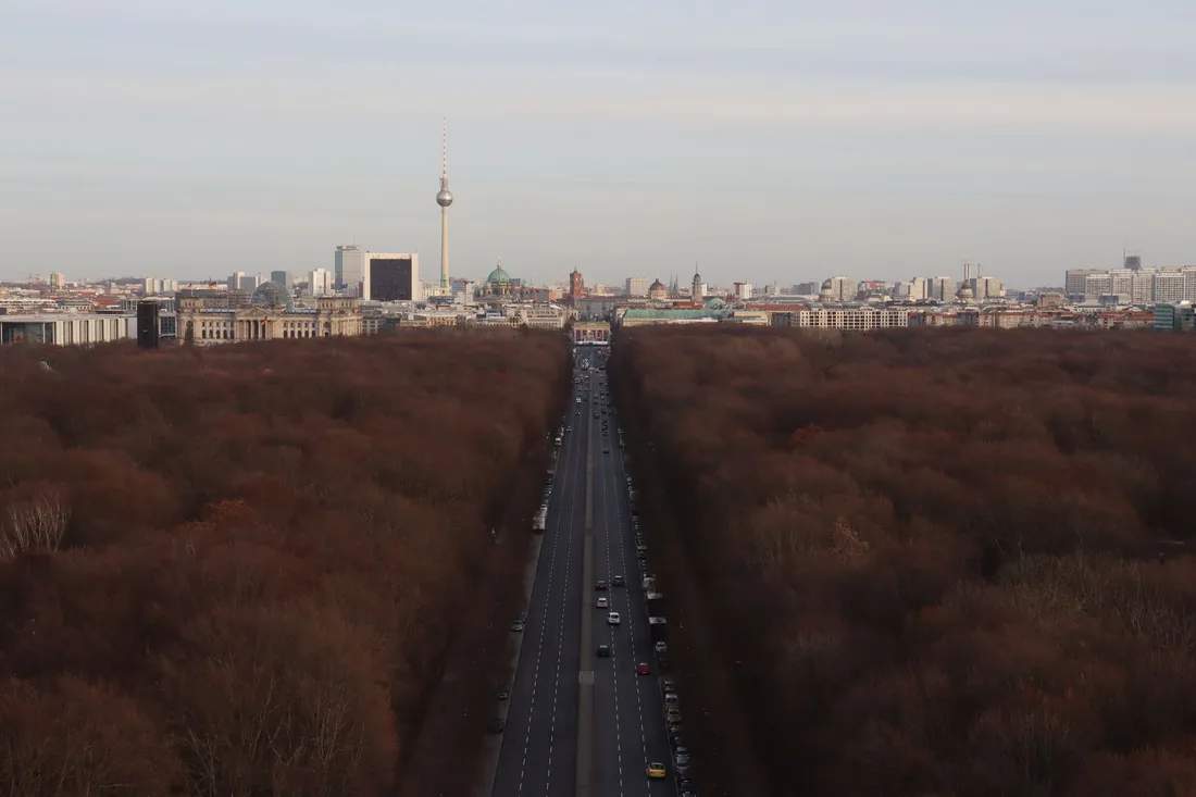 Blick über Berlin mit Fernsehturm, breite Ausfallstraße im Vordergrund